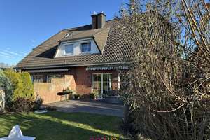 Mehr Raum als gedacht – Doppelhaushälfte mit 2 Carports, ausgebautem Spitzboden & Südwestterrasse – Die vollständige Adresse der Immobilie erhältst du vom Anbieter., 38300 Wolfenbüttel – Vorschaubild 1