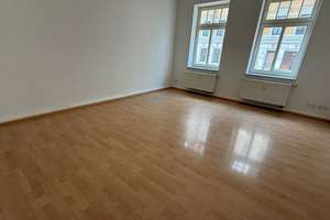 Frei ab sofort ! Küche mit Balkonzugang / Laminat / Bad mit Wanne  u.v.m.