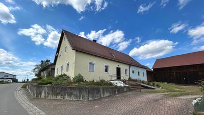 Saniertes Einfamilienhaus mit weitläufigem Grundstück