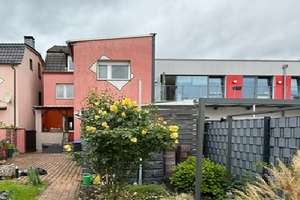 Garten, Garage, Kfz.-Stellplätze. Grenzenloser Wohn-Genuss  auf ca 178 m² Wohnfl.  (9 1/2-Räume)