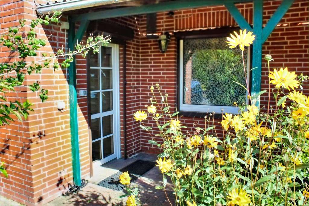 Immobilie in Wesselburen - Cooles Haus mit Einliegerwohnung, Nebengebäude und Garagen! - Bild 1