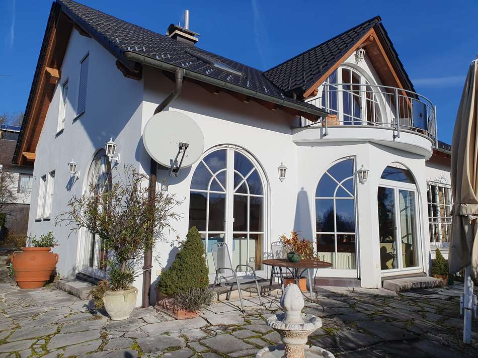 Vorderansicht mit Terrasse