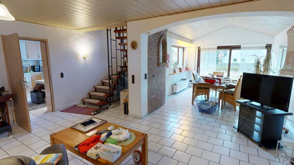 Immobilie in Hellenthal - Schönes und großes Einfamilienhaus mit Einliegerwohnung - teilweise vermietet - Mehrparteien möglich - Bild 2