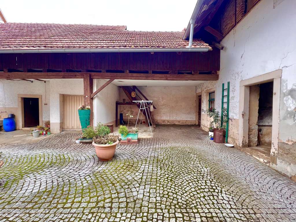 Immobilie in Müllheim - Ehemaliger Bauernhof mit viel Ausbaupotenzial!
Winzerkeller, Garten, traumhafter Innenhof.... - Bild 1