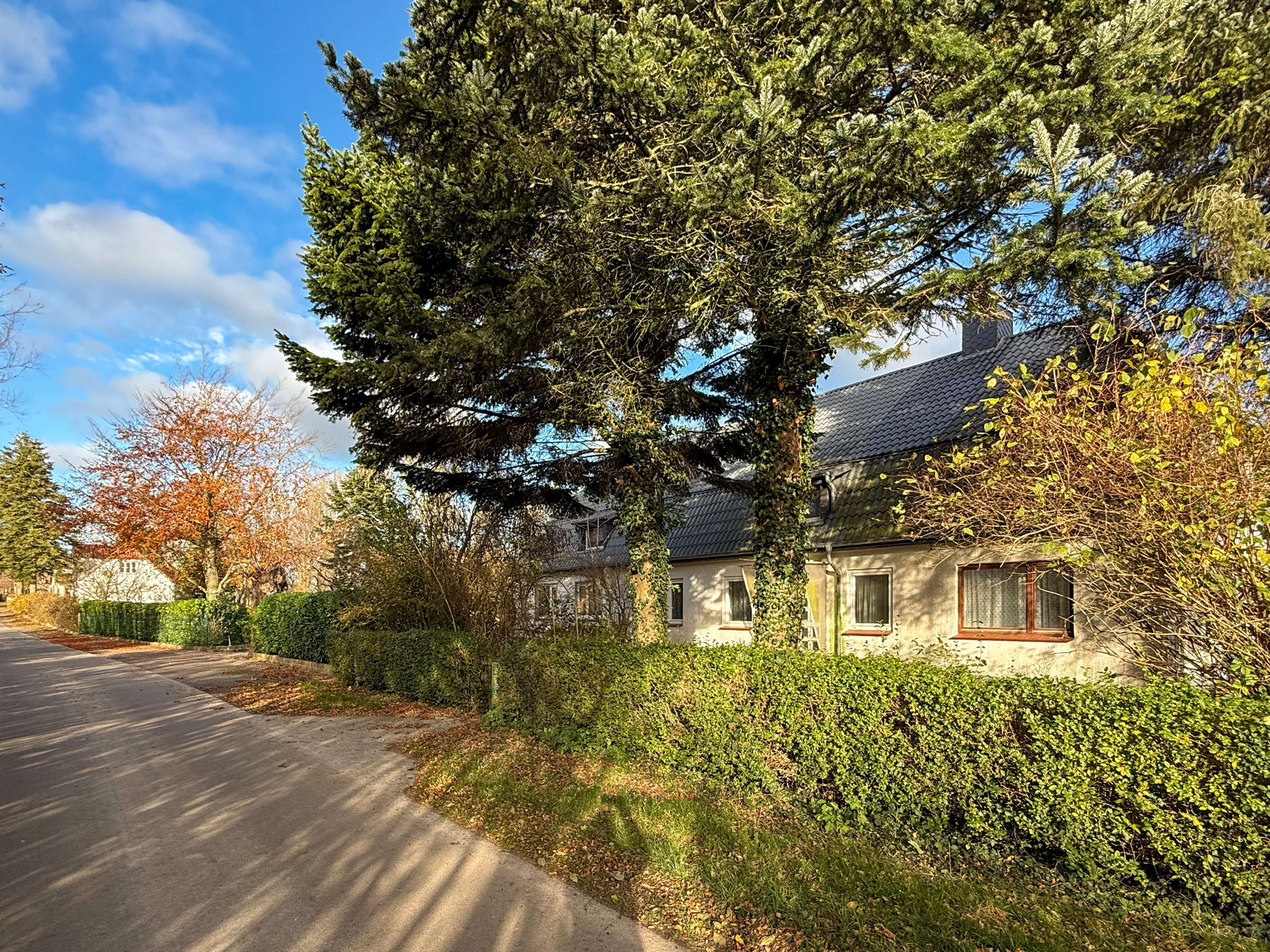 Großzügige, sanierungsbedürftige Haushälfte auf großem Grundstück in Feldrandlage, Rendsburg Eckernförde Kreis – Bild 1