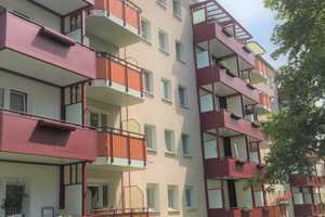 Senioren aufgepasst! Praktische 2-Zimmer-Wohnung mit Dusche und Balkon! – Falkenstr. 9, 1067 Dresden – Vorschaubild 1