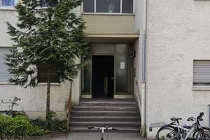 2-Zimmer-WE mit 2 PKW-Stellplätzen, hochparterre, renovierungsbedürftig, ruhige Grünlage