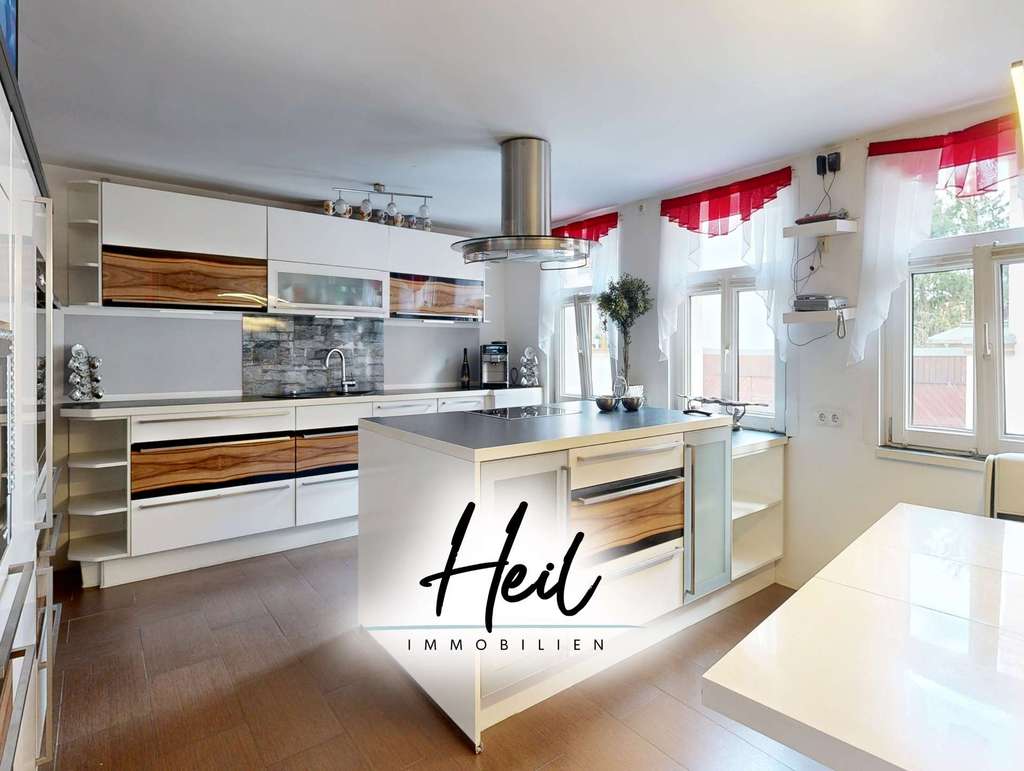 Immobilie in Pegau - Großzügiges Wohnhaus mit Hof, Garagenanlage und Ausbaupotenzial - Bild 0