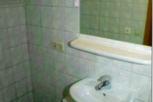 Möbliertes Zimmer mit Dusche und WC