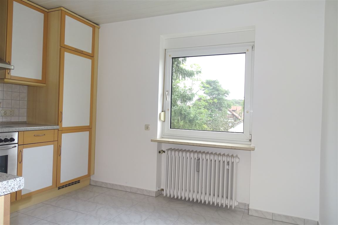 Immobilie in Gilching - Gilching: besondere 2,5 Zi.-Whg  im 4 Fam.-Haus m. Blk., frei + gr. Garage - Bild 0