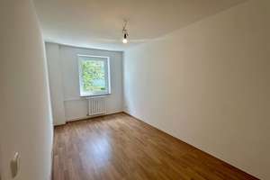Heller Balkon mit grüner Aussicht in 3 Zimmern in München – Deisenhofener Straße – Deisenhofener Straße 110A, 81539 Obergiesing, München – Vorschaubild 3