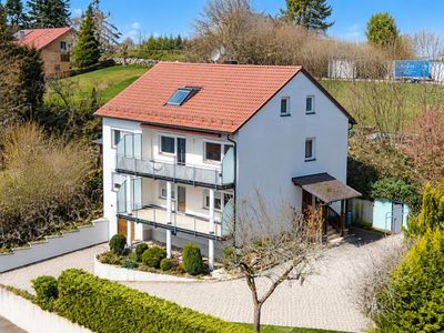 Preisreduziert! Fernsicht: Gepflegtes Dreifamilienhaus mit 2 Garagen & Carport