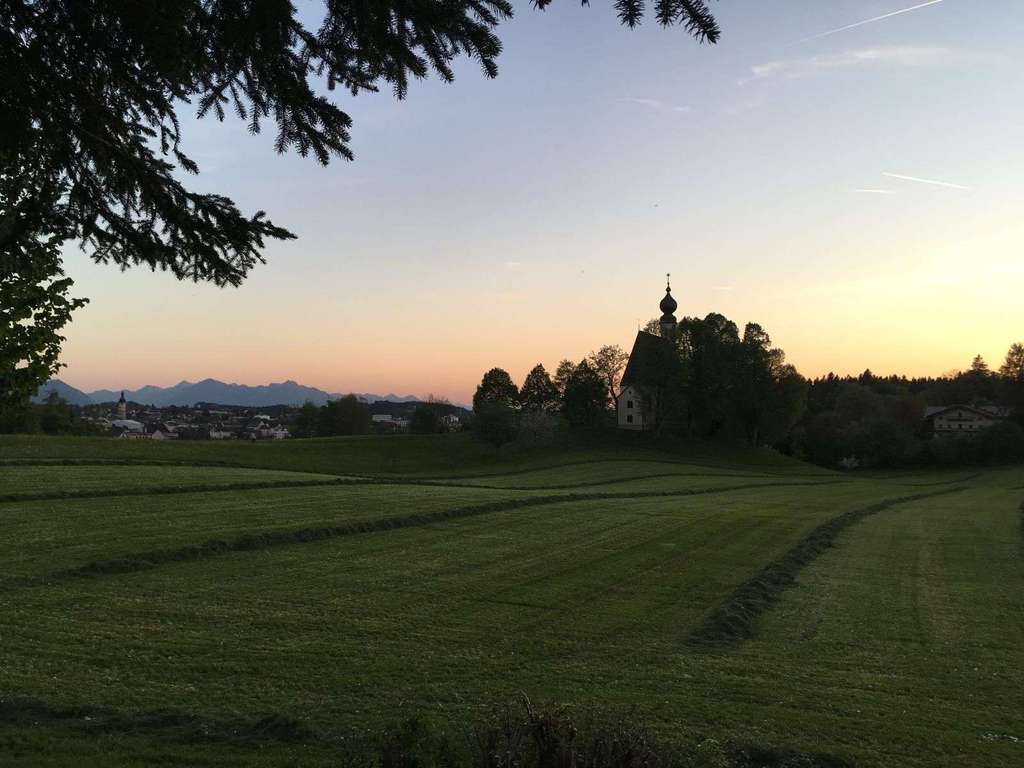 Immobilie in Surberg - Großzügiges gepflegtes Einfamilienhaus mit 1.100m² Gartengrund in Traunstein - 2 Garagen, Anbau Mögl - Bild 2