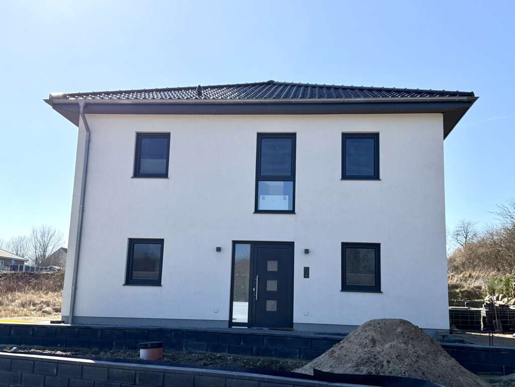 Immobilie in Sassnitz - Provisionsfrei! Stilvolle Stadtvilla - neu, modern und effizent - in Sassnitz! - Bild 1