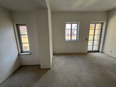 4-ZIMMER-WOHNUNG MIT INDIVIDUELLER FERTIGSTELLUNG UND DENKMALABSCHREIBUNG IN HISTORISCHEM GEBÄUDE