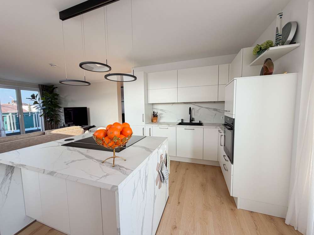 Immobilie in Dörfles-Esbach - Exklusive neuwertige Dachgeschosswohnung mit Dachterrasse, Aufzug & Veste-Blick - Bild 1