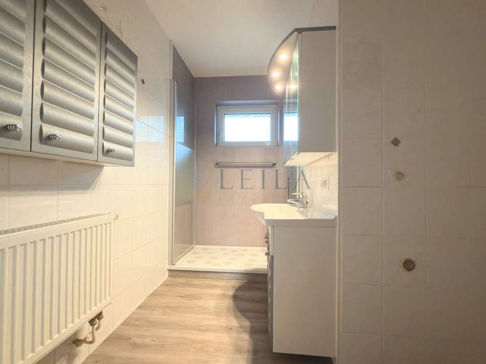 Badezimmer mit Waschmaschinena