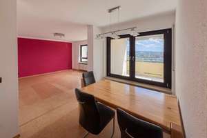 3,5-Zimmer-Wohnung mit Traum-Ausblick, großem Balkon & TG-Stellplatz – Die vollständige Adresse der Immobilie erhältst du vom Anbieter., 97076 Lengfeld, Würzburg – Vorschaubild 1