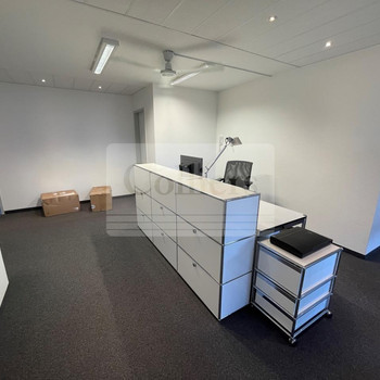 Revitalisiertes Bürogebäude mit moderner Ausstattung 