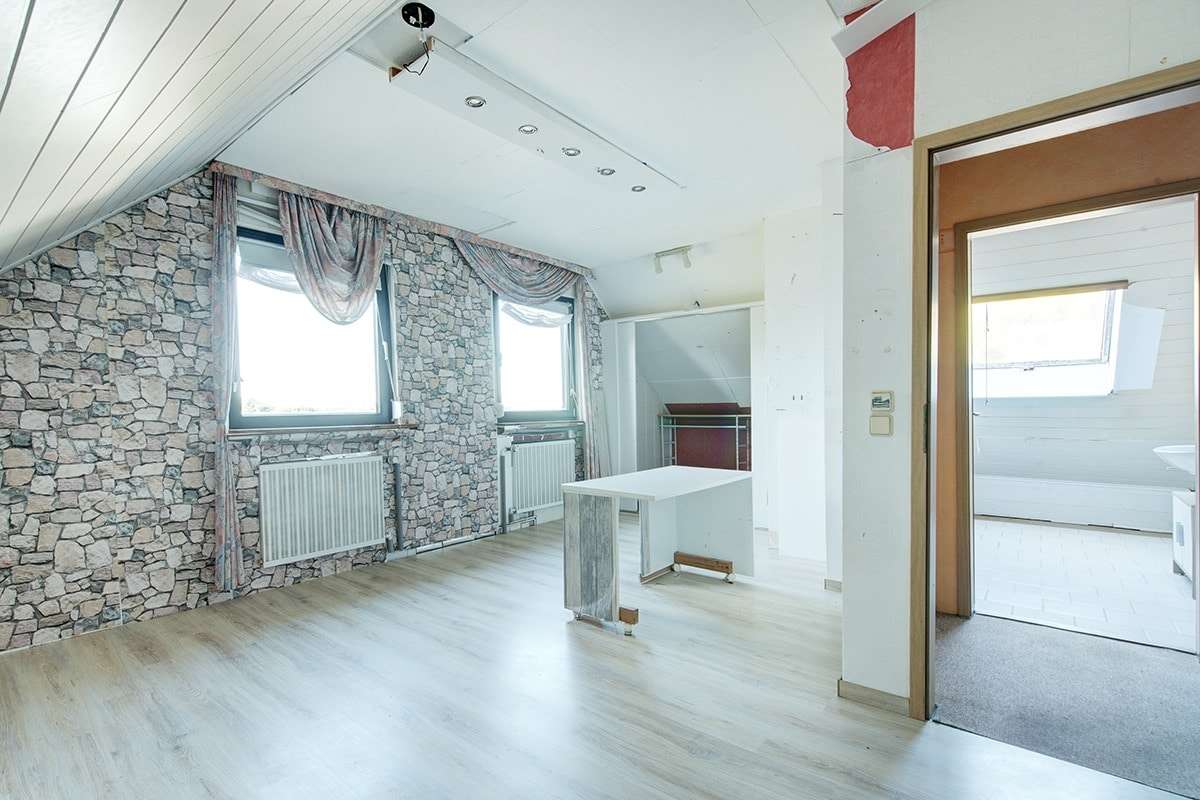 Immobilie in Weyerbusch - Ein-/Zweifamilienhaus in ruhiger Wohngegend mit nahezu ebenerdigem Gartengrundstück und Doppelgarage - Bild 1