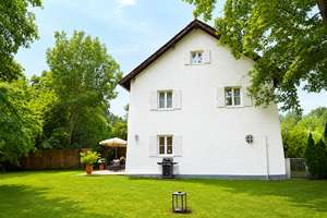 Familienidylle auf außergewöhnlichem Grundstück – stilvolles Wohnen mit sonniger Terrasse! – Die vollständige Adresse der Immobilie erhältst du vom Anbieter., 82031 Grünwald – Vorschaubild 2