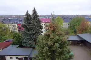Weitblick garaniert! - Großer Südbalkon an einer schönen 3-Raum im DG auf dem Sonnenberg – Sonnenstr. 78, 9130 Chemnitz – Vorschaubild 1