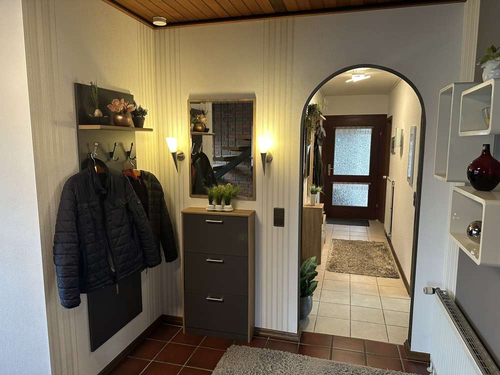 Immobilie in Ostrhauderfehn - Großzügiges Wohnhaus mit besonderem Charme, großem Garten und vielfältigen Nutzungsmöglichkeiten - Bild 1