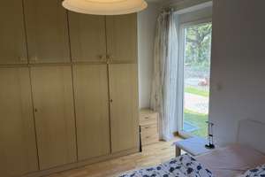Möblierte 2-Zimmer-Erdgeschosswohnung mit großflächigen Garten, Einbauküche & Carport in Feldmoching – Die vollständige Adresse der Immobilie erhältst du vom Anbieter., 80995 Feldmoching, München – Vorschaubild 3