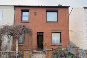 Gemütliche Rotklinker-Doppelhaushälfte mit Balkon, Südhofgarten, Nebengebäude und Garage