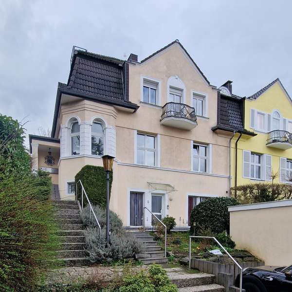 *** sehr schöne und große Altbau-3 Zimmer-Wohnung mit Balkon und Garage, Soers ***