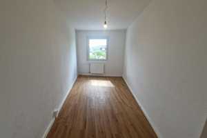**FAMILIEN WILLKOMMEN**4-Zimmer-Wohnung // Balkon // 2.Etage // Bad mit Wanne // ab sofort – Ringstraße 47, 4209 Leipzig – Vorschaubild 4