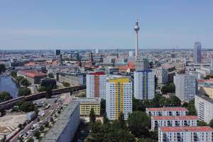 Sofort wohlfühlen oder vermieten: 3-Zi.-Etagenwohnung in urbaner Lage mit Balkon und Aufzug – Die vollständige Adresse der Immobilie erhältst du vom Anbieter., 10179 Mitte (Ortsteil), Berlin – Vorschaubild 1
