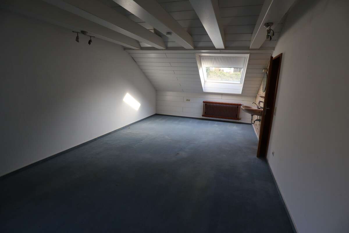 Immobilie in Ingelfingen - Großzügiges Einfamilienhaus mit vermieteter Einliegerwohnung, Garagen & naturnaher Ruhelage - Bild 0