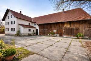 Ein Anwesen mit Freiheit: Gepflegtes Bauernhaus mit großem Grundstück in fantastischer Lage – Die vollständige Adresse der Immobilie erhältst du vom Anbieter., 86854 Amberg – Vorschaubild 1