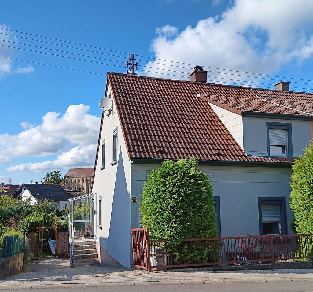 Gepflegtes Wohnhaus mit 2 x Garage Geräteraum und Stellplatz in ruhiger Hanglage