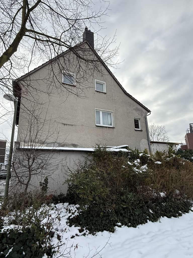 Immobilie in Neuss - Mehrfamilienhaus mit drei Wohneinheiten und genehmigtem Anbau in Neuss - Bild 1