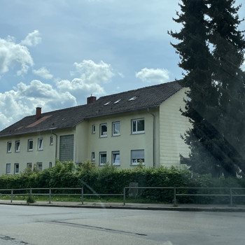 Helle 4-Zimmer  Wohnung im 2. OG  mit Balkon ab sofort frei