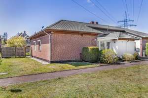 Bremen-Rönnebeck: Wohnen auf einer Ebene- Gepflegter Bungalow mit Gartenidylle und Garage