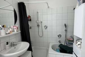 Altbau-Charme pur: 2-Zimmer-Wohnung mit Balkon mitten in Augsburg – kurzfristig bezugsfrei- – Volkhartstraße 18, 86152 Georgs- und Kreuzviertel, Augsburg – Vorschaubild 17