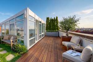 Einzigartige Atmosphäre: Großzügige Maisonette mit Dachgarten