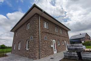 Neubau – Wohnen auf dem Land: Doppelhaushälfte mit Carport und Schuppen in Seestermühe – Die vollständige Adresse der Immobilie erhältst du vom Anbieter., 25371 Seestermühe – Vorschaubild 2