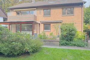Großzügiges Zweifamilienhaus mit großem Grundstück, Garten und Garage an Knoops Park