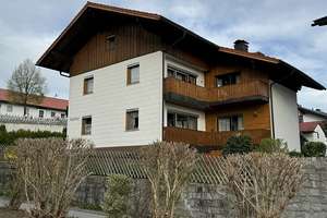 Zentrumsnahes Wohnhaus mit Einliegerwohnung in Bodenmais – viel Platz, schöner Garten uvm. – Die vollständige Adresse der Immobilie erhältst du vom Anbieter., 94249 Bodenmais – Vorschaubild 1