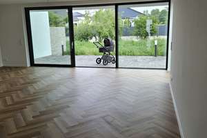 Doppelhaushälfte mit exkl. Ausstattung, mod. Bädern, Terrasse und PV-Anlage – Die vollständige Adresse der Immobilie erhältst du vom Anbieter., 4571 Rötha – Vorschaubild 1