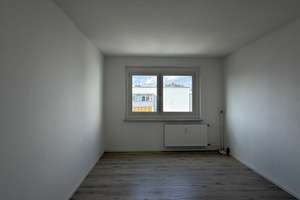 Tolles Familien-Apartment mit offener Küche, Balkon und Wannenbad! – Naumburger Ring 18, 12627 Hellersdorf, Berlin – Vorschaubild 4
