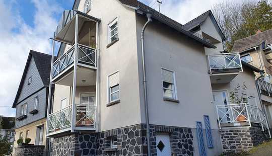 Bild von Gepflegtes Zweifamilienhaus mit zwei Balkone und Terrasse
