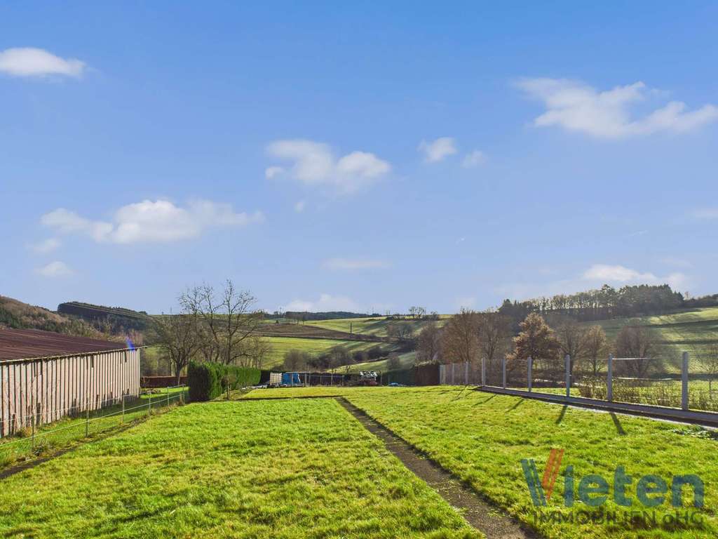 Immobilie in Hellenthal - Großzügiges Wohnhaus mit flexibler Nutzung und Garagenensemble in ruhiger Eifellage - Bild 1