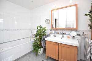 Exklusive Penthouse-Wohnung mit  2x TG-Stellplätzen und Traumblick über die Trave auf die Altstadt! – Die vollständige Adresse der Immobilie erhältst du vom Anbieter., 23560 Innenstadt, Lübeck – Vorschaubild 23