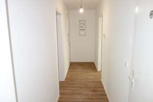 EXKLUSIV RENOVIERT + SANIERT MODERNE HELLE WHG. KOMPLETT LAMINAT WANNENBAD 5.OG / DG IN OBERBILK – Kirchstr. 7, 40227 Oberbilk, Düsseldorf – Vorschaubild 9