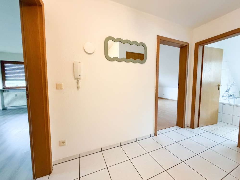 Immobilie in Itzgrund - Helle 3-Zimmer-Maisonettewohnung mit Balkon, Weitblick & Garage in gepflegtem Mehrfamilienhaus - Bild 0